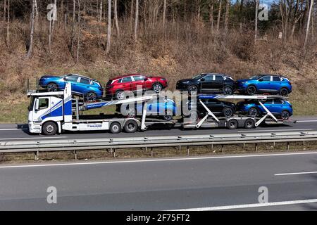 Hegelmann Autoladewagen mit neuen Opel Grandland X-Fahrzeugen auf der Autobahn. Stockfoto