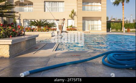 Nahaufnahme eines Swimmingpools auf einem Hotelgelände in einem Resortland. Stockfoto