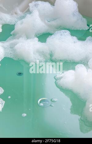 Blick auf den Whirlpool im Zimmer Stockfoto
