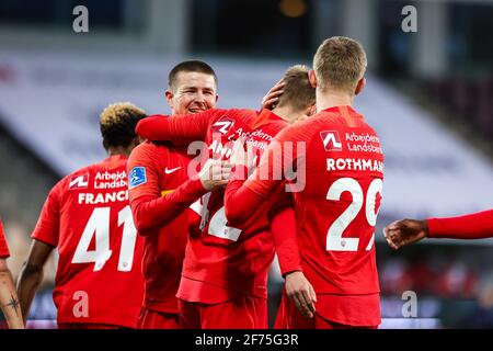 Farum, Dänemark. April 2021. Oliver Antman (42) vom FC Nordsjaelland punktet und wird von Teamkollegen beim 3F Superliga-Spiel zwischen FC Nordsjaelland und Aarhus GF in Right to Dream Park in Farum gefeiert. (Foto: Gonzales Photo – Dejan Obretkovic). Stockfoto