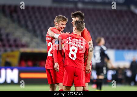 Farum, Dänemark. April 2021. Oliver Antman (42) vom FC Nordsjaelland trifft und wird von Magnus Kofod Andersen (8) beim 3F Superliga-Spiel zwischen FC Nordsjaelland und Aarhus GF in Right to Dream Park in Farum gefeiert. (Foto: Gonzales Photo – Dejan Obretkovic). Stockfoto