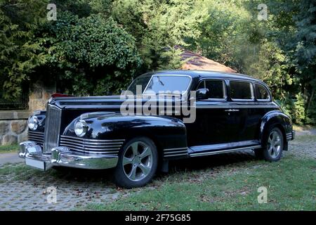 BUDAPEST, UNGARN – SEPTEMBER 9. 2020, ZIS-110 retro russischen Auto auf der Straße auf dem öffentlichen Bereich Budapest Ungarn Stockfoto