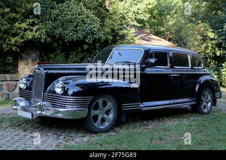 BUDAPEST, UNGARN – SEPTEMBER 9. 2020, ZIS-110 retro russischen Auto auf der Straße auf dem öffentlichen Bereich Budapest Ungarn Stockfoto