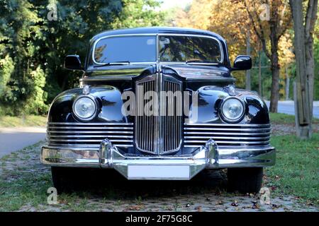 BUDAPEST, UNGARN – SEPTEMBER 9. 2020, ZIS-110 retro russischen Auto auf der Straße auf dem öffentlichen Bereich Budapest Ungarn Stockfoto