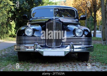 BUDAPEST, UNGARN – SEPTEMBER 9. 2020, ZIS-110 retro russischen Auto auf der Straße auf dem öffentlichen Bereich Budapest Ungarn Stockfoto