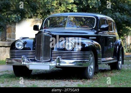 BUDAPEST, UNGARN – SEPTEMBER 9. 2020, ZIS-110 retro russischen Auto auf der Straße auf dem öffentlichen Bereich Budapest Ungarn Stockfoto