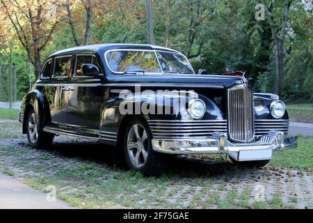 BUDAPEST, UNGARN – SEPTEMBER 9. 2020, ZIS-110 retro russischen Auto auf der Straße auf dem öffentlichen Bereich Budapest Ungarn Stockfoto