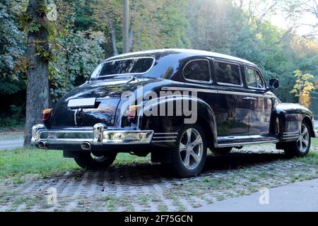 BUDAPEST, UNGARN – SEPTEMBER 9. 2020, ZIS-110 retro russischen Auto auf der Straße auf dem öffentlichen Bereich Budapest Ungarn Stockfoto