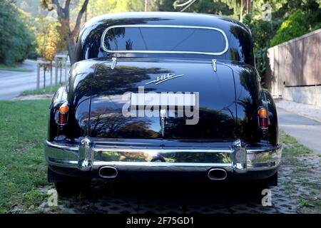 BUDAPEST, UNGARN – SEPTEMBER 9. 2020, ZIS-110 retro russischen Auto auf der Straße auf dem öffentlichen Bereich Budapest Ungarn Stockfoto