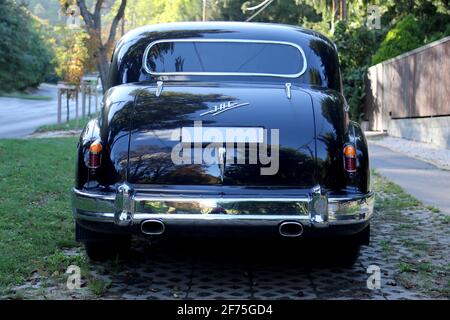 BUDAPEST, UNGARN – SEPTEMBER 9. 2020, ZIS-110 retro russischen Auto auf der Straße auf dem öffentlichen Bereich Budapest Ungarn Stockfoto