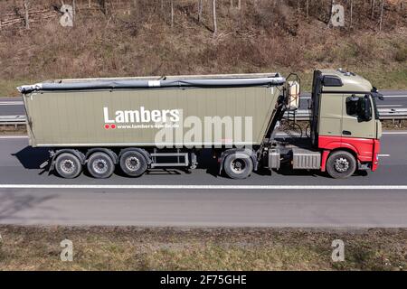 Lambers Mercedes-Benz LKW mit Kippanhänger auf der Autobahn. Stockfoto