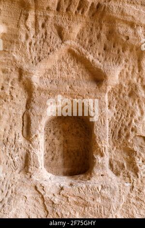 Schnitzereien der Nabatäer im Siq von Jabal Ithlb in Al Ula, Saudi-Arabien Stockfoto