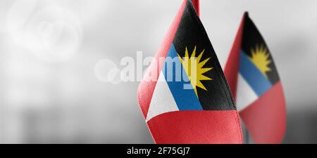 Kleine Nationalflaggen der Antigua und Barbuda auf einem Heller unscharer Hintergrund Stockfoto