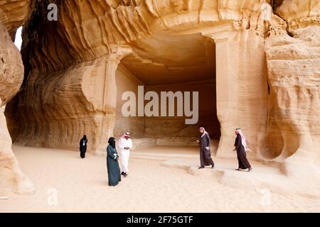 Al Ula, Saudi-Arabien, Februar 19 2020: Touristen im Siq von Jabal Ithlb in Al Ula, KSA Stockfoto