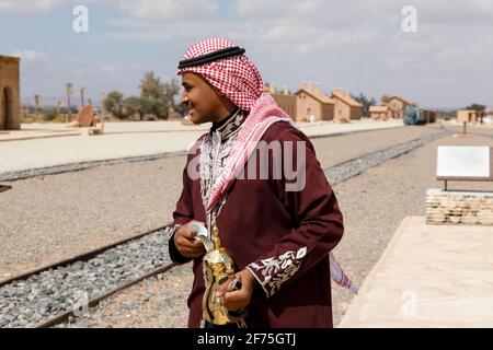 Al Ula, Saudi-Arabien, 19. Februar 2020: Am Bahnhof Hejaz in Al Ula werden Touristen mit saudischer Gastfreundschaft vor dem Fremdenführer begrüßt Stockfoto