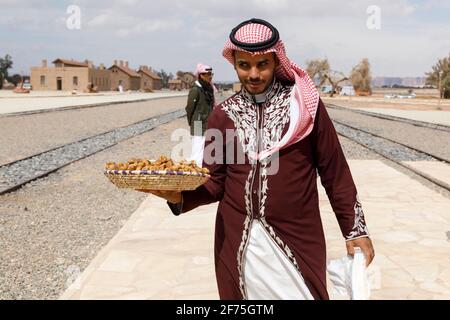 Al Ula, Saudi-Arabien, 19. Februar 2020: Am Bahnhof Hejaz in Al Ula werden Touristen mit saudischer Gastfreundschaft vor dem Fremdenführer begrüßt Stockfoto