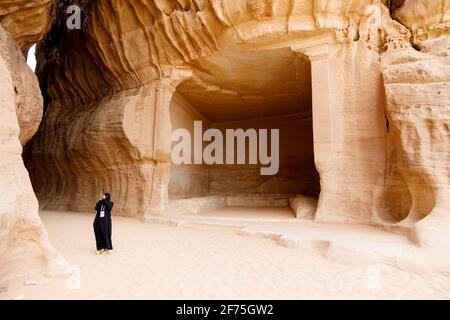 Al Ula, Saudi-Arabien, Februar 19 2020: Tourist im Siq von Jabal Ithlb in Al Ula, KSA Stockfoto