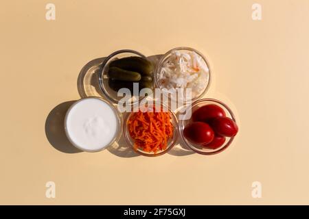 Fermentierte Lebensmittel, Sauerkraut und Karotten, eingelegte Tomaten und Gurken, Kefir normalisieren die Darmflora und stärken das Immunsystem. Stockfoto