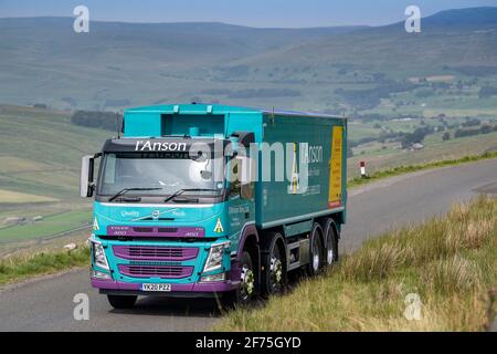 I'anson-Wagen mit Viehfutter, der auf einer schmalen Landstraße in North Yorkshire, Großbritannien, unterwegs ist. Stockfoto