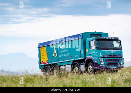 I'anson-Wagen mit Viehfutter, der auf einer schmalen Landstraße in North Yorkshire, Großbritannien, unterwegs ist. Stockfoto