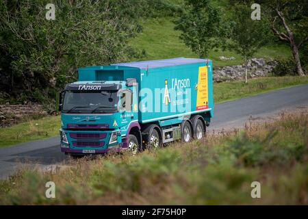 I'anson-Wagen mit Viehfutter, der auf einer schmalen Landstraße in North Yorkshire, Großbritannien, unterwegs ist. Stockfoto