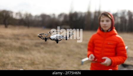 Teenager, der eine kleine Drohne im Park fliegt Stockfoto