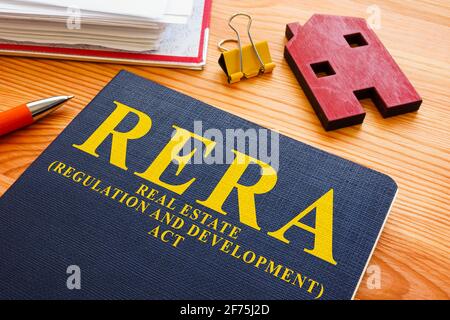 RERA oder Real Estate Regulation and Development Act und rotes Modell der Heimat. Stockfoto