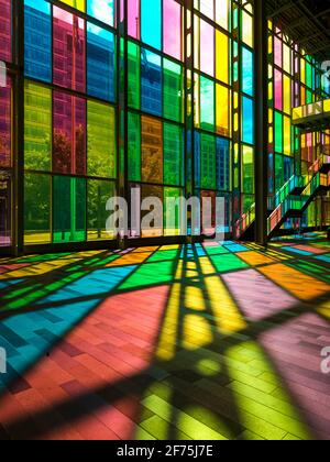 Kanada, Quebec, Montreal, Palais des congres de Montreal, Montreal Convention Center. Farbenfrohe Glaspaneelen Stockfoto