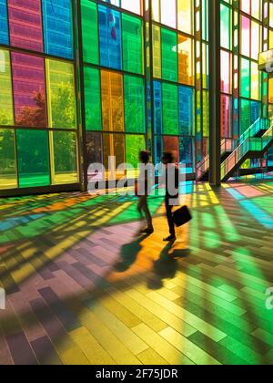 Kanada, Quebec, Montreal, Palais des congres de Montreal, Montreal Convention Center. Farbenfrohe Glaspaneelen Stockfoto