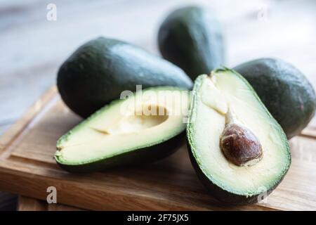 Nahaufnahme der Cutaway Avocado mit Knochen. Gesundes und gesundes Lebensmittelkonzept. Stockfoto