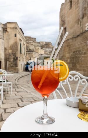 Matera, Italien - 20. September 2019: Eine erfrischende aperol Spritze in einem der Cafés in Sassi di Matera, dem historischen Viertel Matera, Basilikata. Es Stockfoto