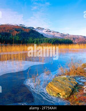 Großbritannien, Schottland, Central Region, Glen Ogle, Frozen loch, Stockfoto