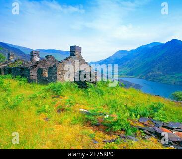 Großbritannien, Wales, Gwyned, Llanberis, ausgenutzte Schieferhütten und Llyn Peris, Stockfoto