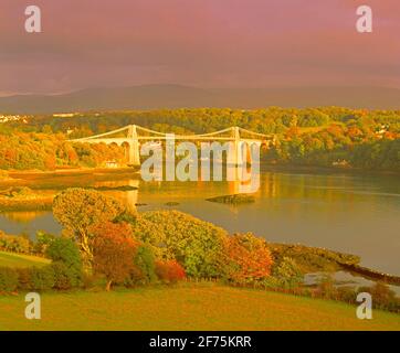 Großbritannien, Wales, Menai Bridge über die Menai Strait, Herbst, Sonnenuntergang, Stockfoto