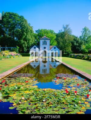 Großbritannien, Wales, Gwyned, Bodnant Gardens, Pin Mill und Lily Pool, Sommer Stockfoto