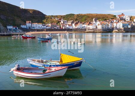 Sonniger Sommerblick über den Hafen zum attraktiven Angeln Dorf Staithes an der Küste von Yorkshire Stockfoto