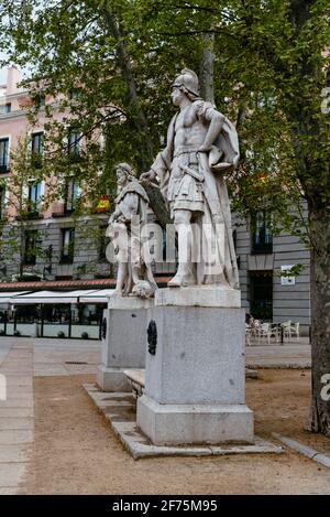 Madrid, Spanien - 2. April 2021: Statuen der historischen spanischen Könige auf der Plaza de Oriente Stockfoto