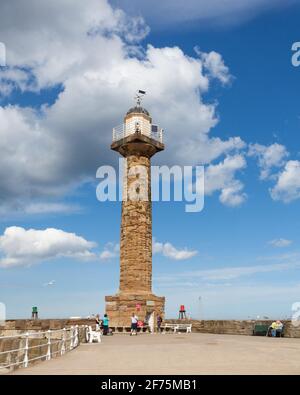 Der historische Leuchtturm am West Pier in Whitby in North Yorkshire Stockfoto