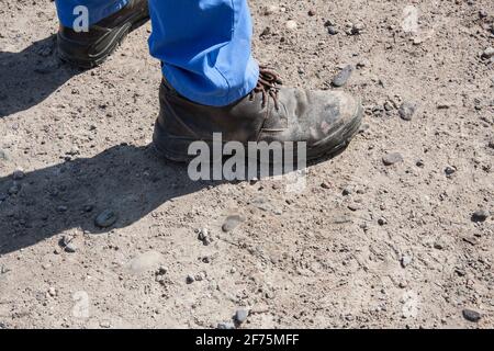 Gut benutzte Arbeitsstiefel und Overalls. Öl- und Gasarbeiter in Ägypten Stockfoto