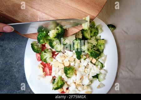 Frische Zutaten für Gemüsesalat auf dem Tisch Stockfoto