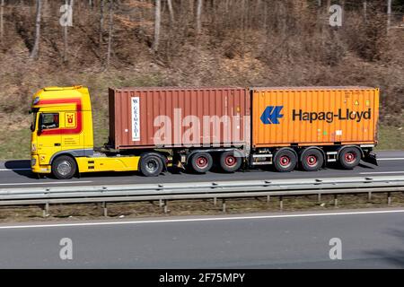 Van Orselen DAF XF LKW mit 20 Fuß Grimaldi und Hapag-Lloyd Container auf der Autobahn. Stockfoto