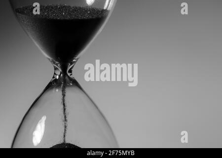 Schwarzweiß-Foto der Sanduhr Nahaufnahme Stockfoto