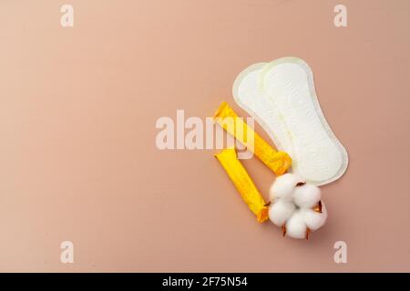 Frauen Pads und Tampons auf Papier Hintergrund Stockfoto