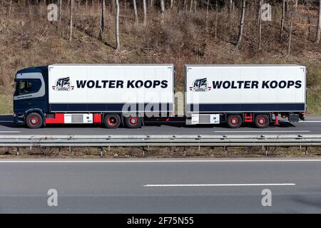 Wolter Koops Scania temperaturgesteuerter Kombi-LKW auf der Autobahn. Stockfoto