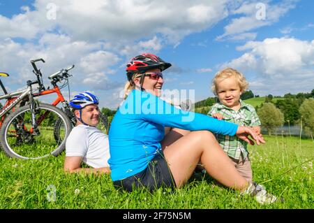 Familie macht eine Radtour in den Voralpen in bayern Stockfoto