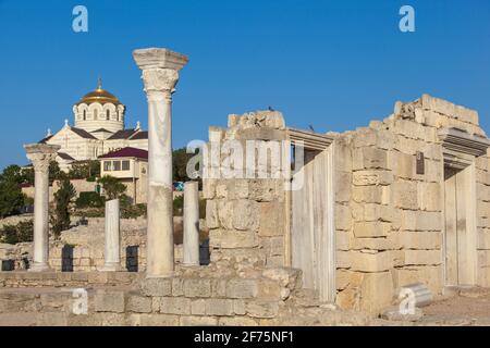 Ukraine, Krim, Sewastopol, Ruinen der antiken Stadt Khersoness, Antikes Theater, Vladimir-Kathedrale im Hintergrund Stockfoto