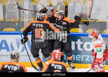 03. April 2021, Hessen, Frankfurt/Main: Tor für den Löwen Frankfurt auf 2:1 von Luis Schinko (Löwen Frankfurt, 12, Mitte), links schließt sich Eric Stephan (Loewen Frankfurt, 10) dem Jubel an, rechts Mike Fischer (Loewen Frankfurt, 17) schreit seine Freude. DEL 2 Eishockey-Spiel zwischen Loewen Frankfurt und EC Bad Nauheim in der Eissporthalle Frankfurt am Main am 3. April 2021. Foto: Jürgen Kessler/Kessler-Sportfotografie/dpa Stockfoto