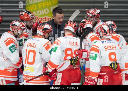 03. April 2021, Hessen, Frankfurt/Main: Instruktionen Co-Trainer Patrick Strauch (EC Bad Nauheim). DEL 2 Eishockey-Spiel zwischen dem Löwen Frankfurt und dem EC Bad Nauheim am 3. April 2021 in der Eissporthalle Frankfurt am Main. Foto: Jürgen Kessler/Kessler-Sportfotografie/dpa Stockfoto