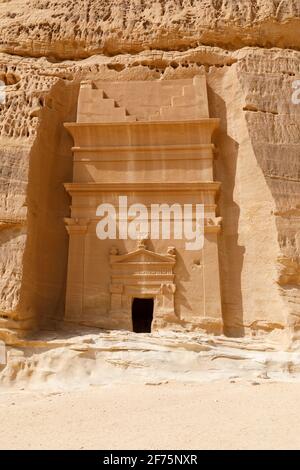 Jabal Al Banat, eine der größten Gräberhaufen in Hegra mit 29 Gräbern, die kunstvoll Fassaden auf allen Seiten des Sandsteinfelsen, Al, geschnitzt haben Stockfoto
