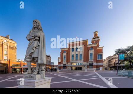 Blick auf den Place Emile-Cresp, die Statue von Molière und das Kultur- und Kongresszentrum Beffroi von Montrouge Stockfoto